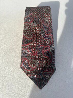 Vintage Countess Mara All Silk Paisley Necktie Red Navy Gold Classic Made in USA